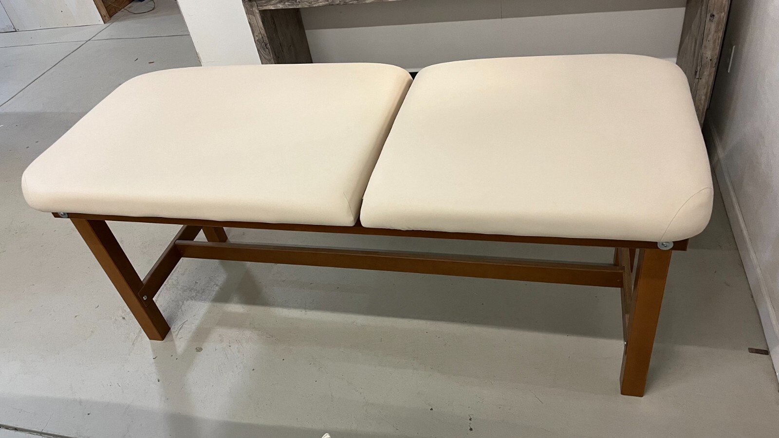 Oakworks Seychelle Backrest Massage Table, Barely Used in Excellent Condition