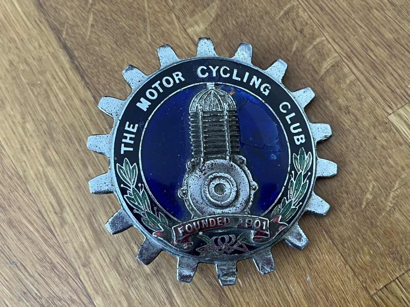 Vintage 1950s Enamel THE MOTOR CYCLING CLUB ( Founded 1901 ) Car Grill Badge
