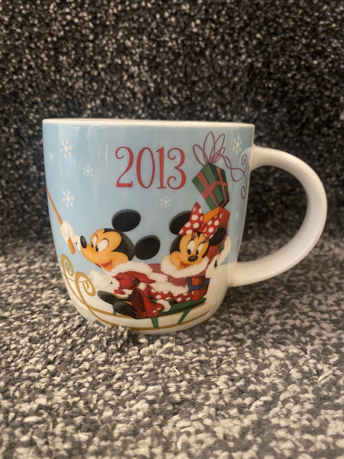 Disney Store Mickey & Minnie Mouse Pluto Christmas Mug Cup Dated 2013 Winter
