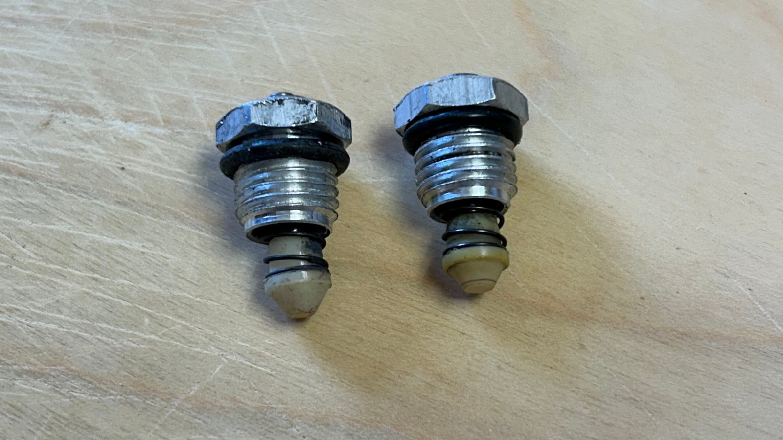2 Old Style Screw In Exhaust Valves, Daisy BB Pellet Rifles 880 881 822 917 922