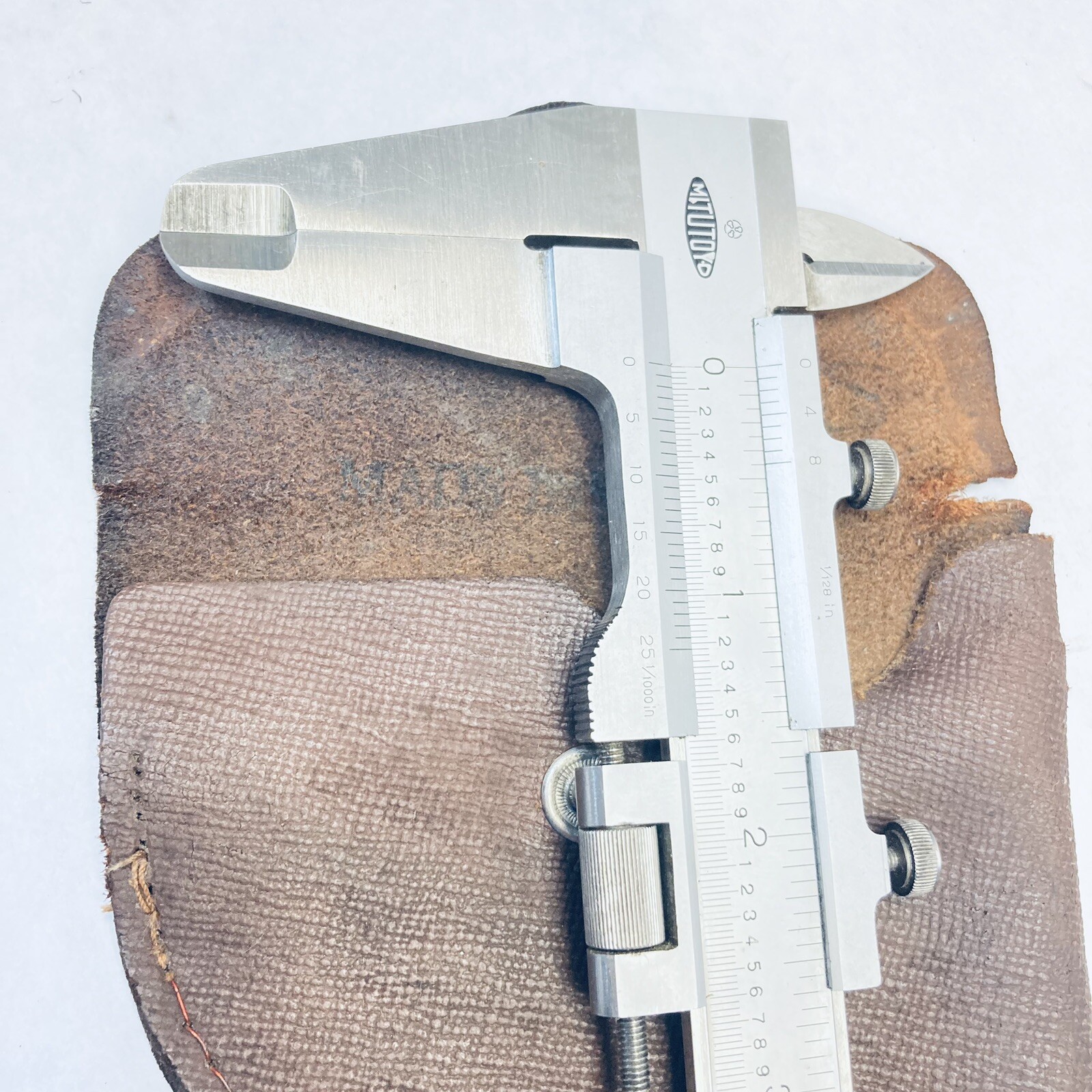 MITUTOYO 532-105 Precision Vernier Caliper with Fine Adjustment 0-7" & Case