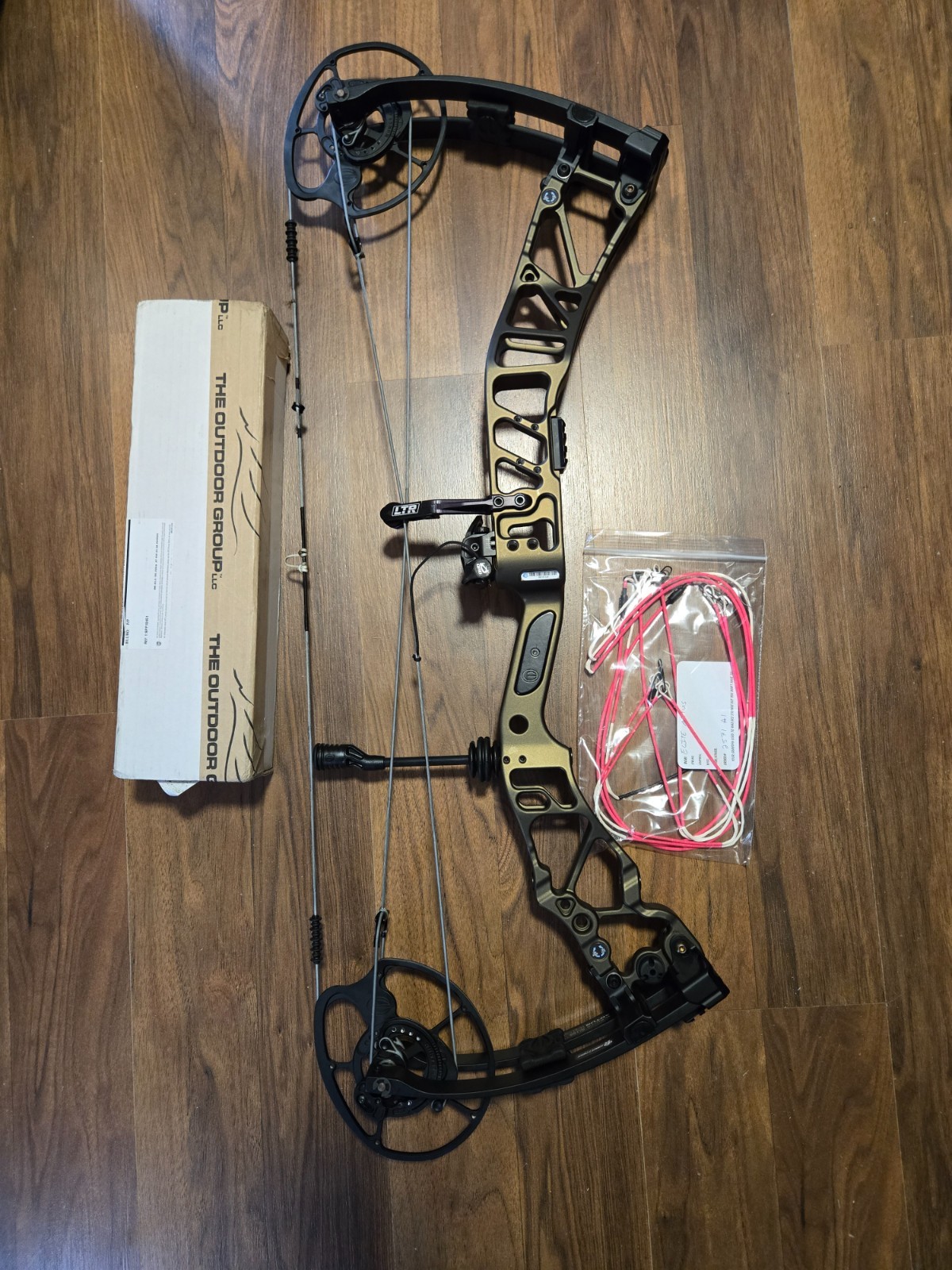 Elite Artus Right Hand Black 50-60# Bow