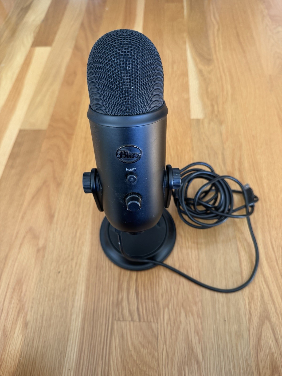 Blue gaming studio mic with Gain, headphone Jack, mute, Volume, And Pattern