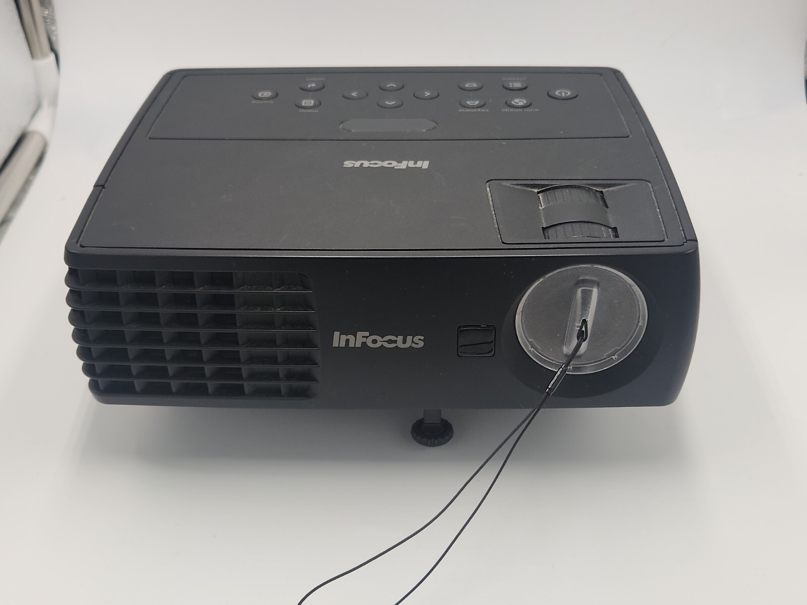 Infocus IN1112A DLP Projector w/ Carrying Case + Remote Control