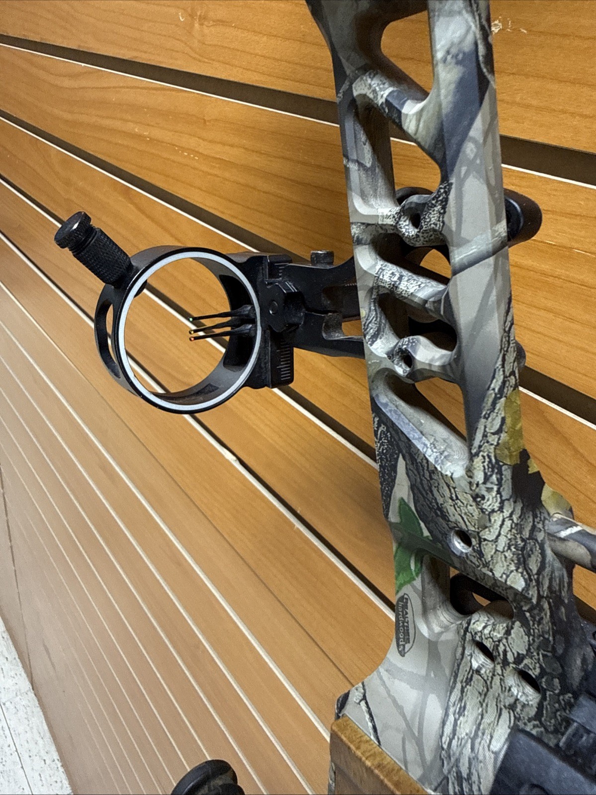 Item 3553 - Redhead Archery Compound Bow - Toxik - RH - 3 Pin Sight