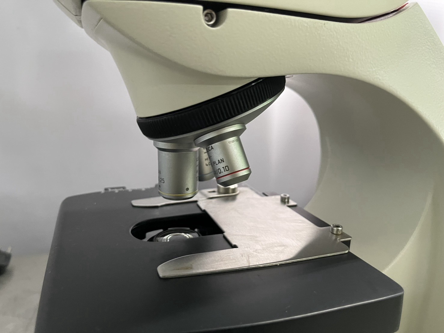 Leica DM750 Trinocular Compound Microscope 4X 10X 40X LED Tested Light