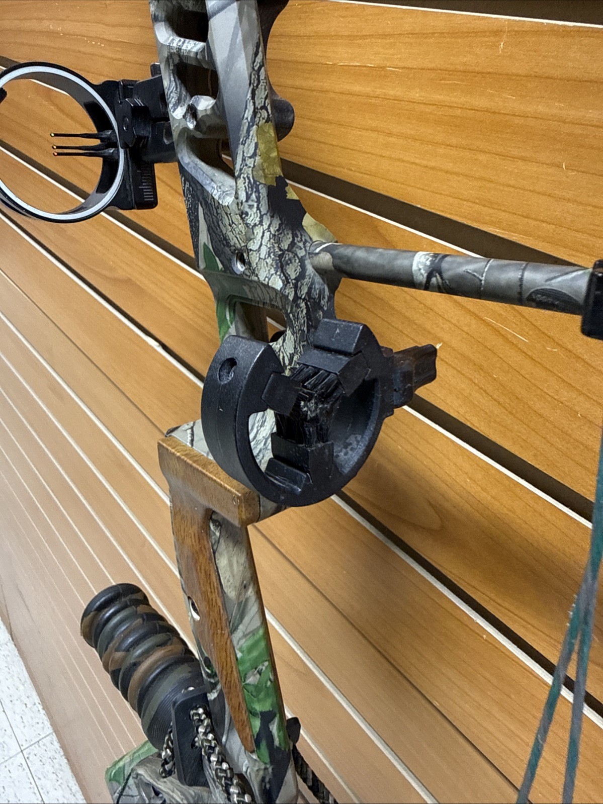 Item 3553 - Redhead Archery Compound Bow - Toxik - RH - 3 Pin Sight