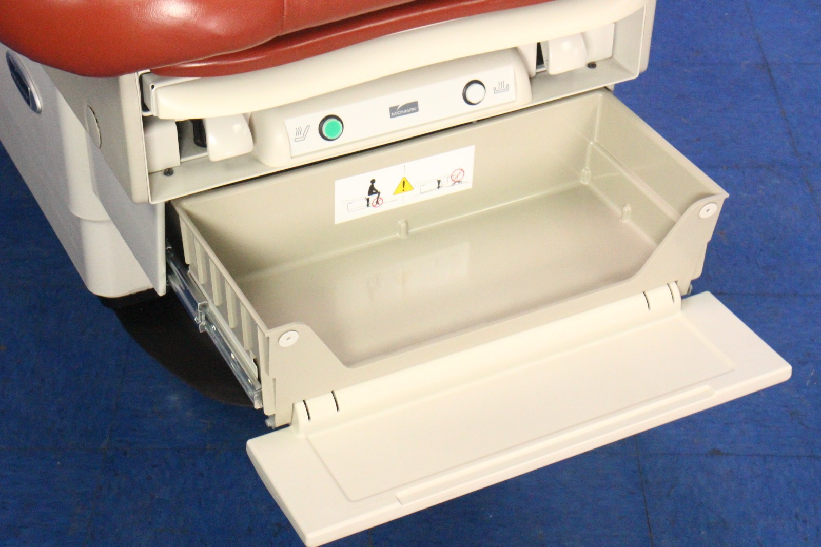 Midmark 623-008 Deluxe Power Exam Table Hi-Low w/ Hand Controller, Foot Control