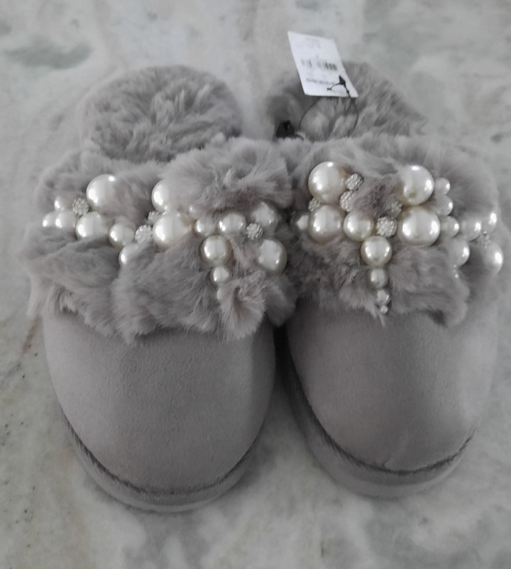 EXPRESS -Pearl Embellished Closed Toe Slippers - SMALL - NEW