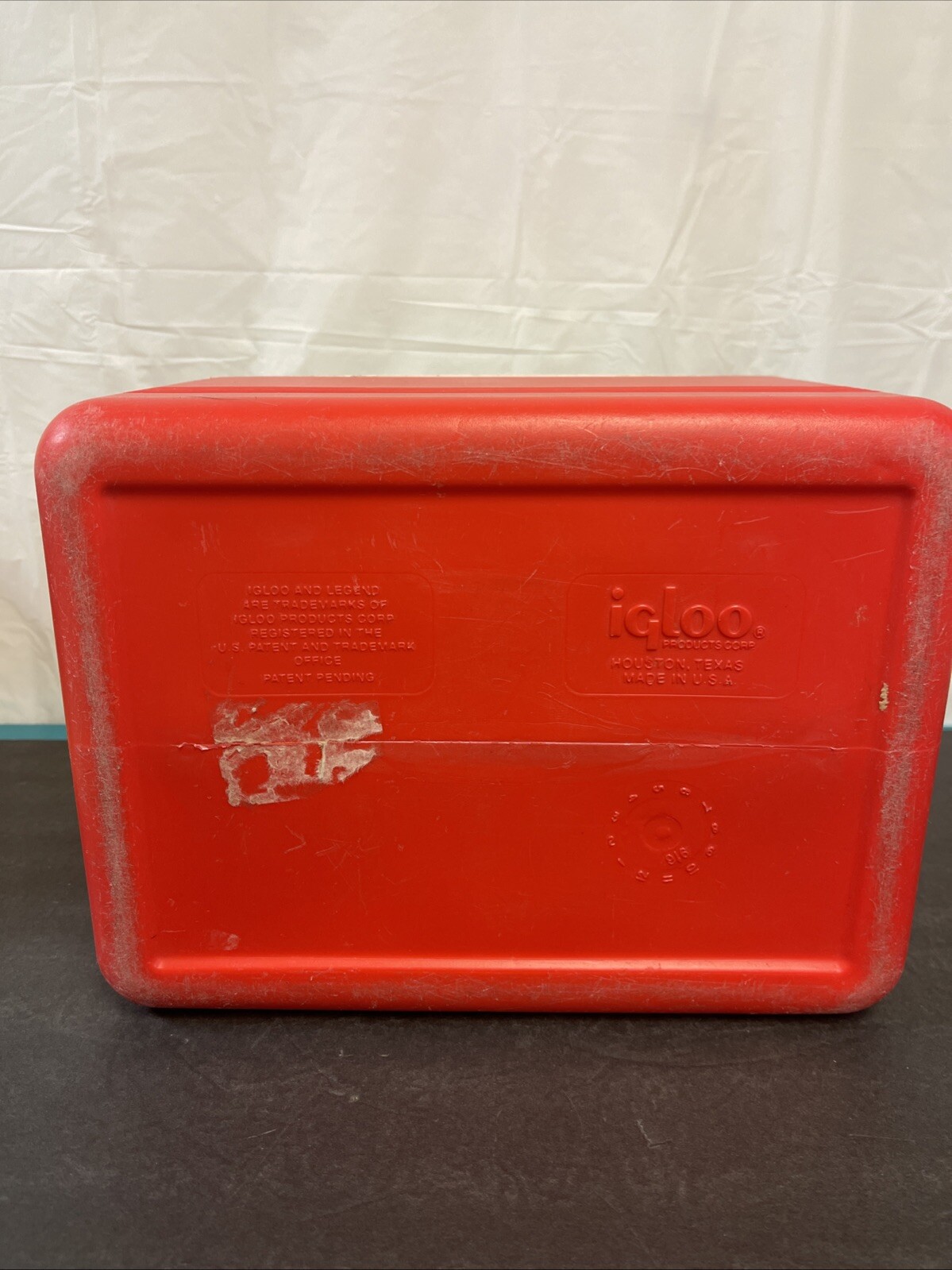 Vintage Igloo Legend 6 Red/ White Cooler Flip Top