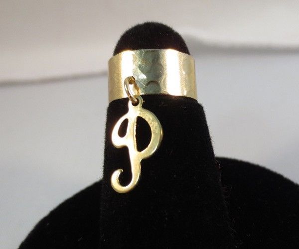 14KT GOLD EP  DANGLE INITIAL P TOE RING IN A HAMMERED RING