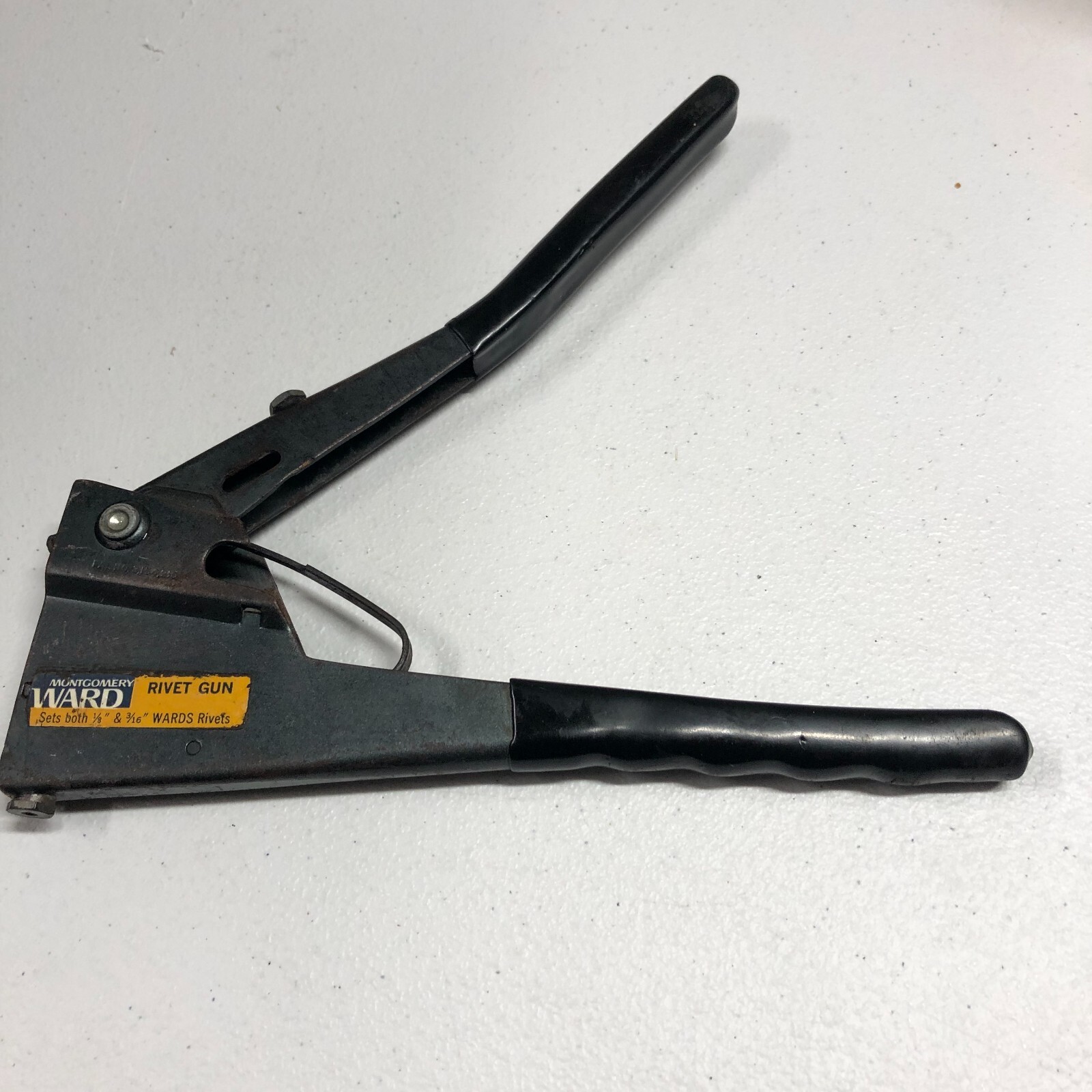 VINTAGE RIVET GUN MONTGOMERY WARD, 1/8" and 3/16", No box or directions SKU: T1