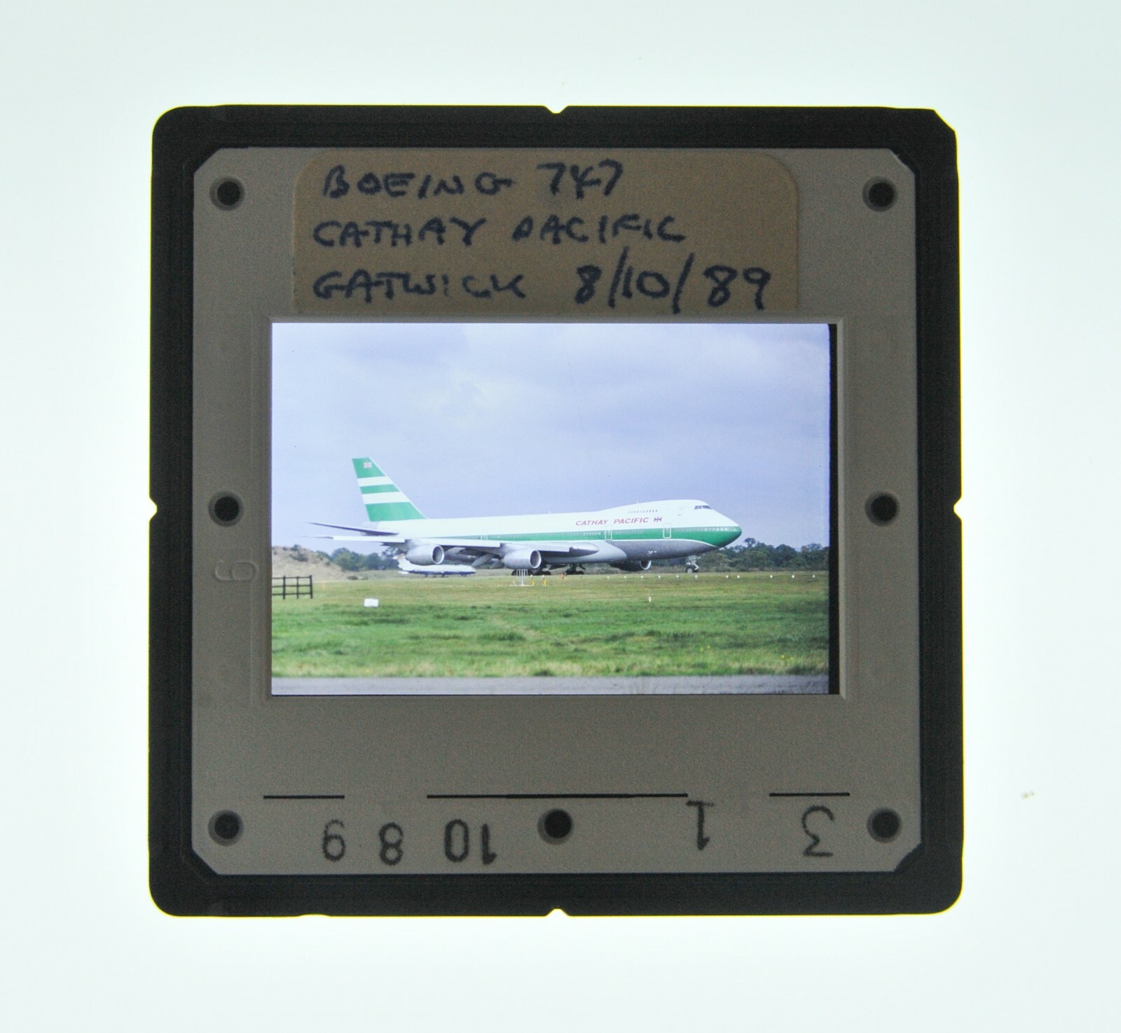 35MM SLIDE AIRCRAFT 1989 - BOEING 747 CATHAY PACIFIC AT GATWICK A93