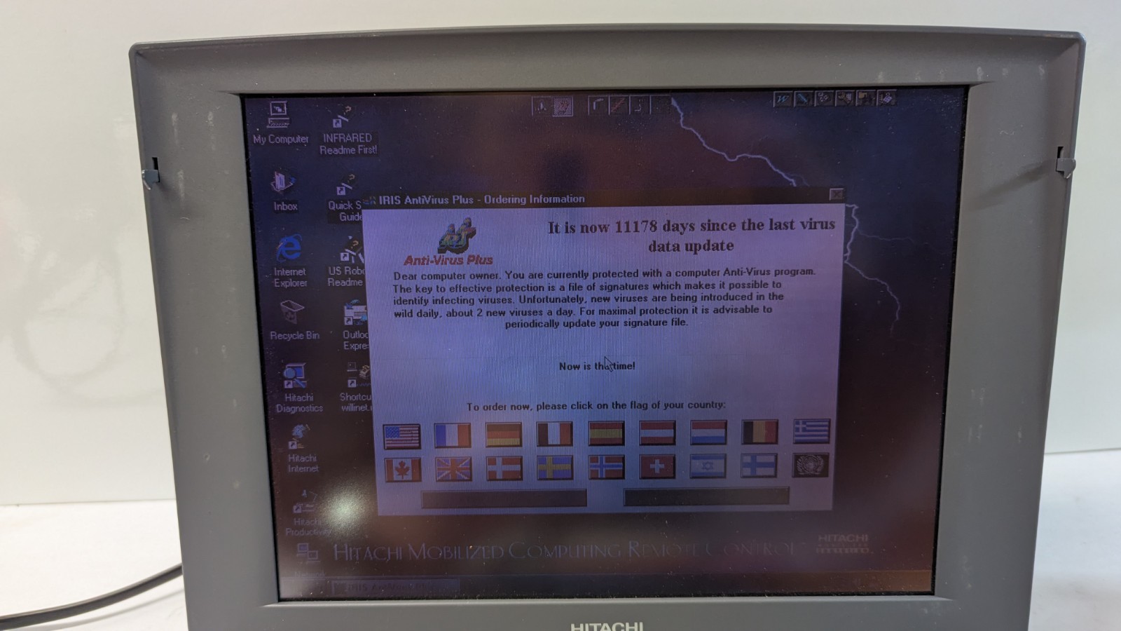 VINTAGE HITACHI M-1200 LAPTOP COMPUTER TURNS ON