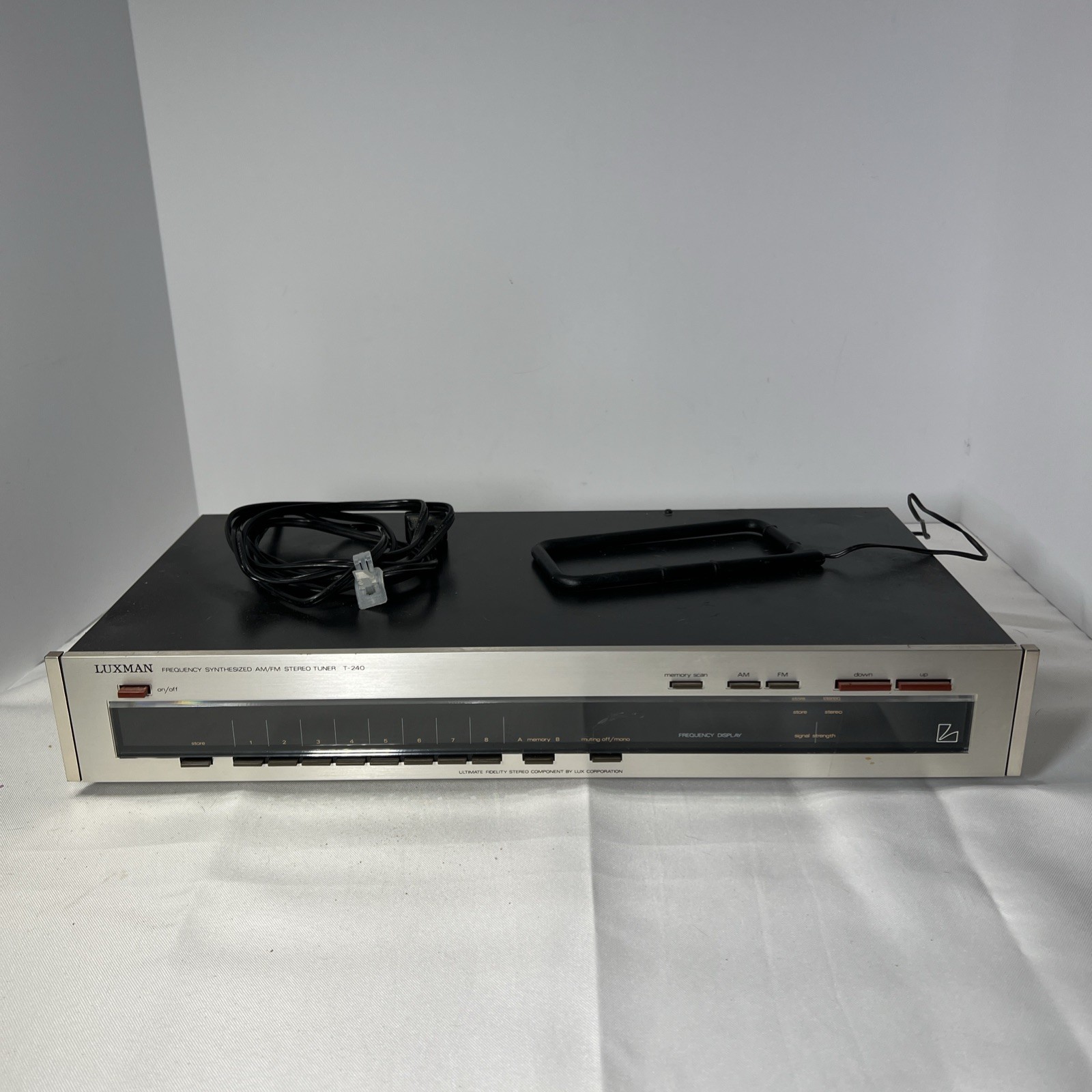 Vintage LUXMAN T-240 AM FM STEREO TUNER *For Parts Or Repair