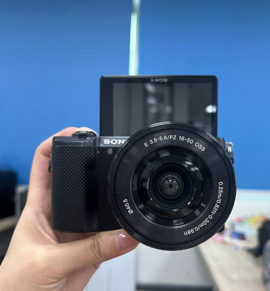 Sony Alpha a5000 Digital Mirrorless Camera with PZ 16-50mm Lens