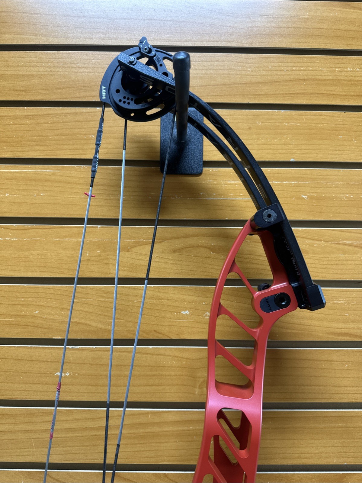 Hoyt Stratos 40 Compound Bow - RH - 50-60# - 25.5-29” - Item 6025