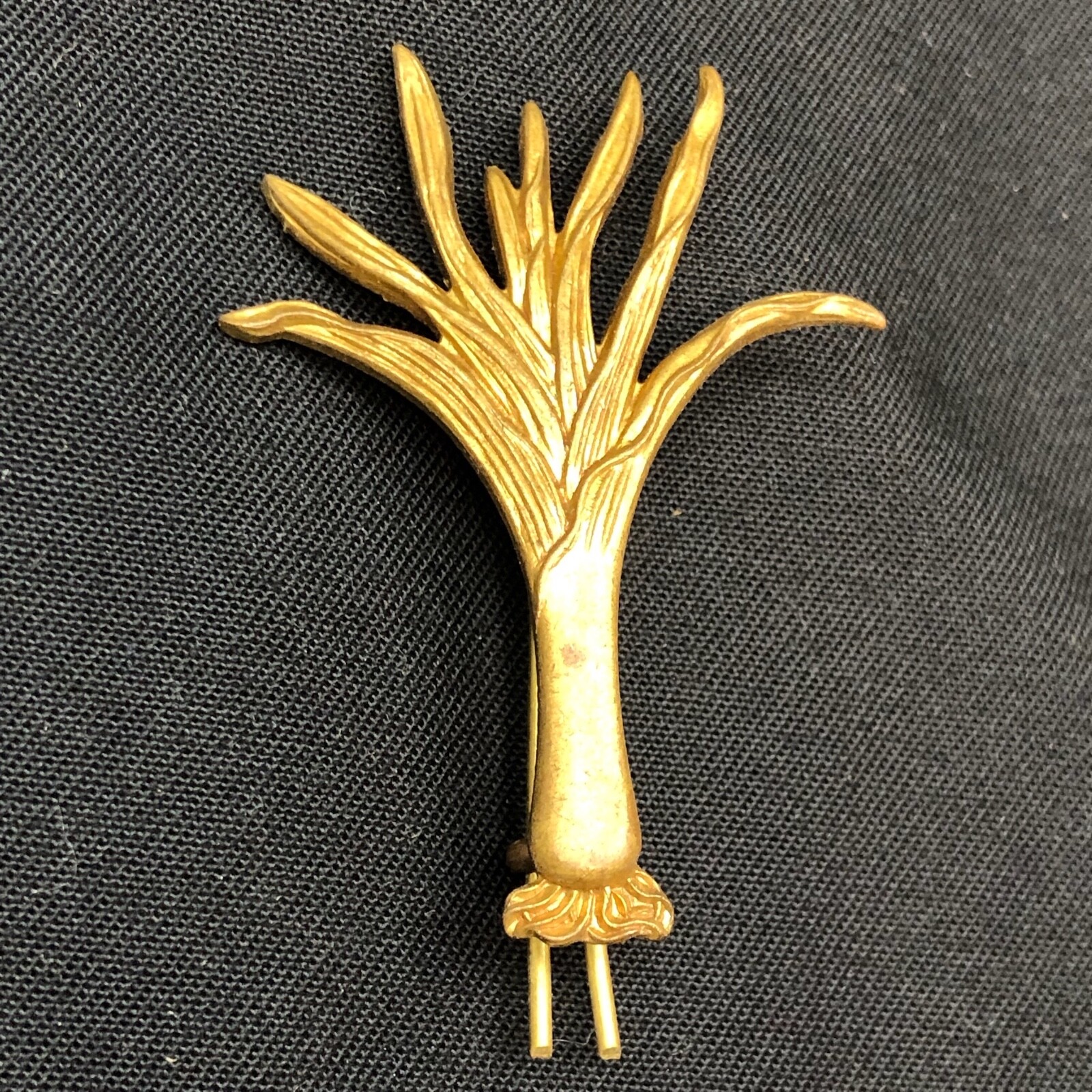 Original British Army WW1 / WW2 Welsh Guards Cap Badge