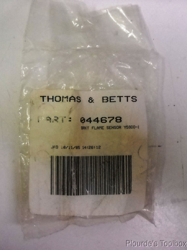 New Thomas & Betts Baso Gas Flame Sensor Bracket, Y59DD-1, 044678
