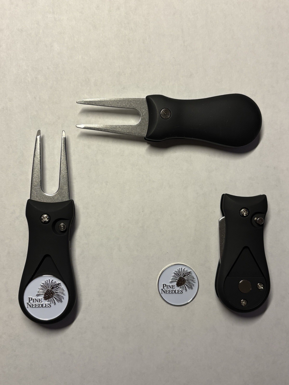 Pine Needles Lodge & Golf Club 1" Coin Golf Marker & Switchblade Golf Divot Tool
