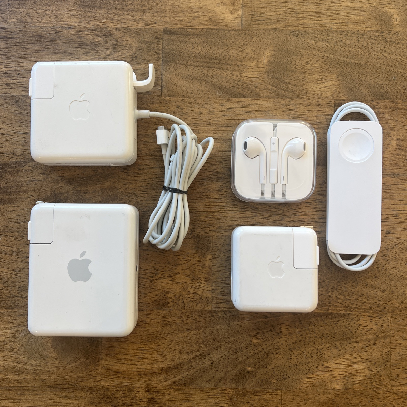 Apple ACCESSORY BUNDLE - AIRPORT A1084 MAGSAFE A1330 POWER A1102 WATCH EARBUDS