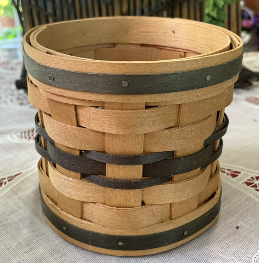AMERICAN TRADITIONS ROUND YANKEE JAR CANDLE BASKET  - 5"DIAM X 4.5"H