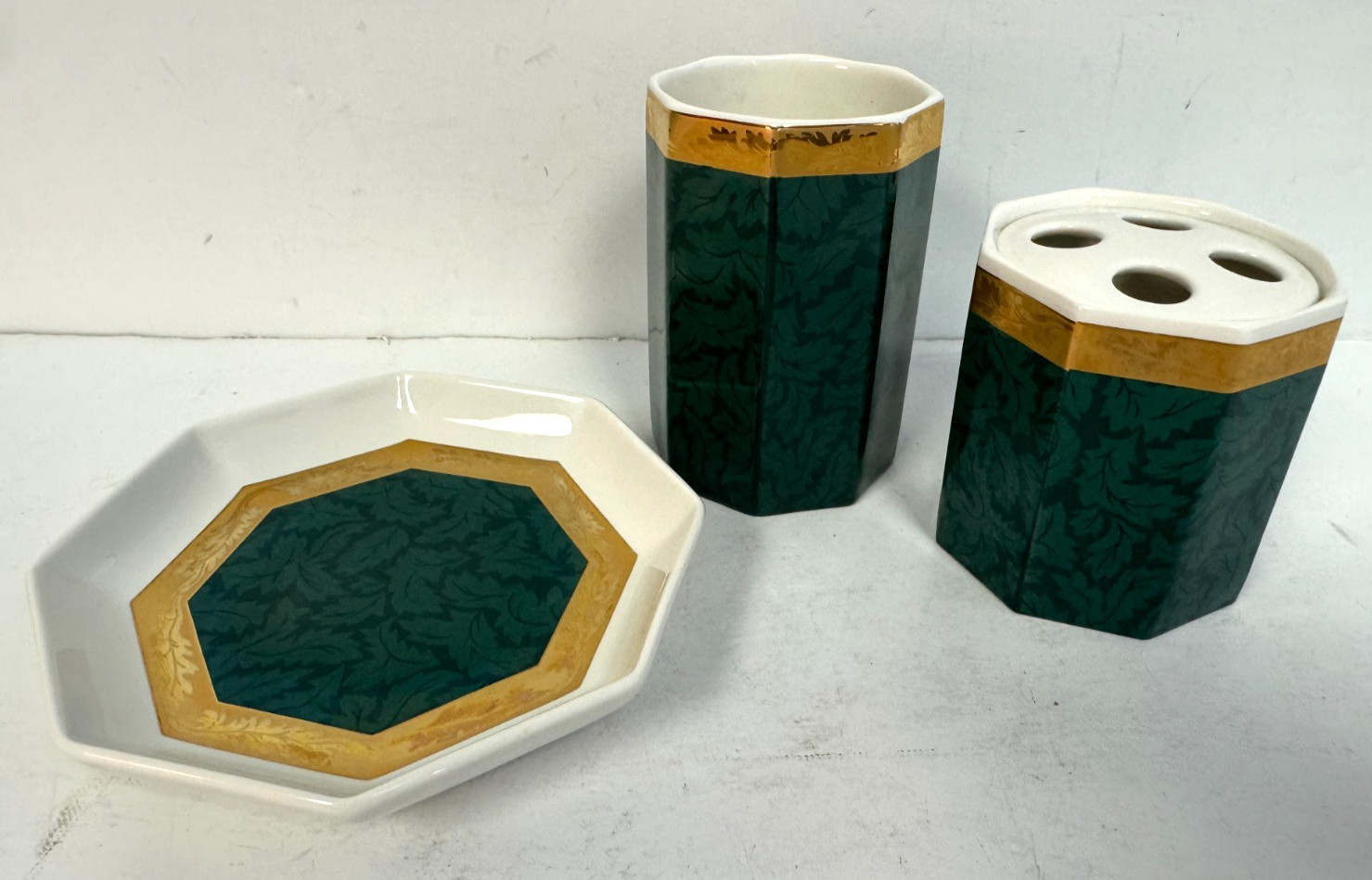 Wamsutta Baroque Damask Green Gold Bathroom Vanity Toothbrush Holder Cup & Plate