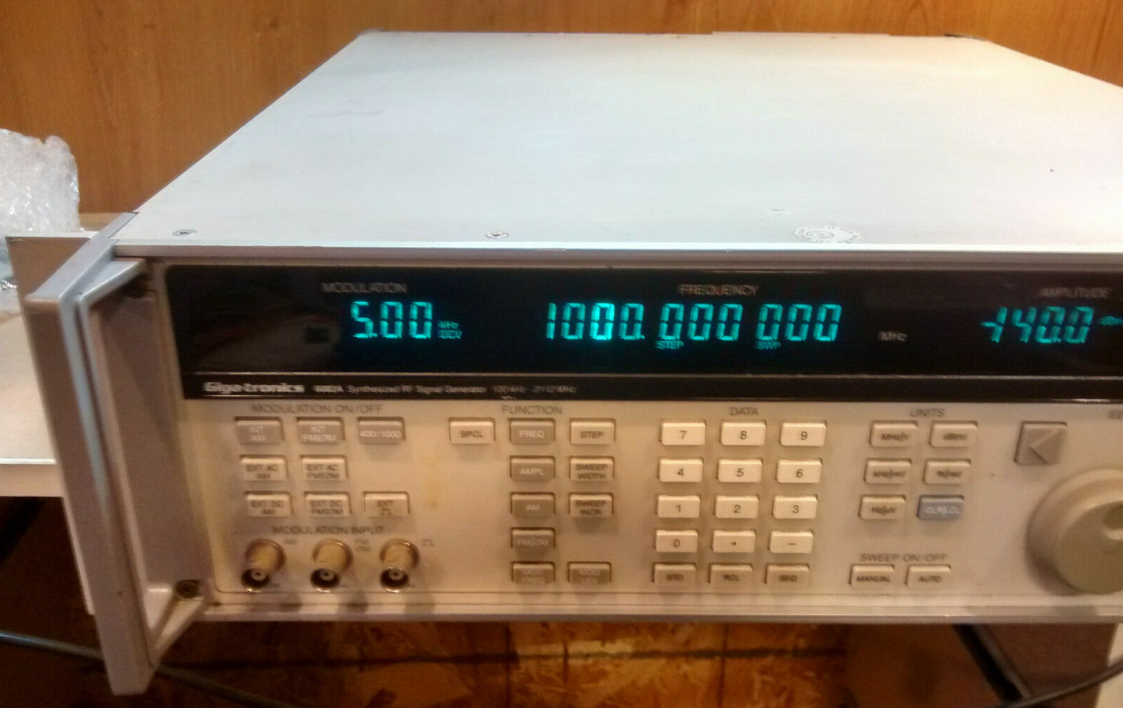 Giga-tronics 6082A Synthesized RF Signal Generator 100 kHz to 2112MHz Option 132