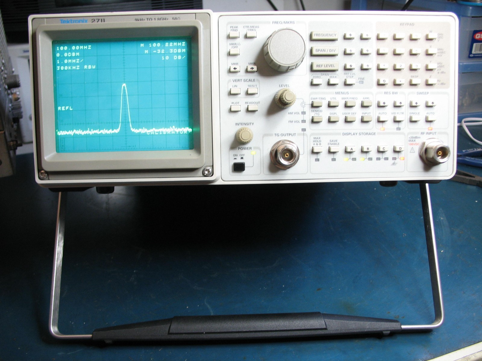 Tektronix 2711 Spectrum Analyzer with Tracking Generator