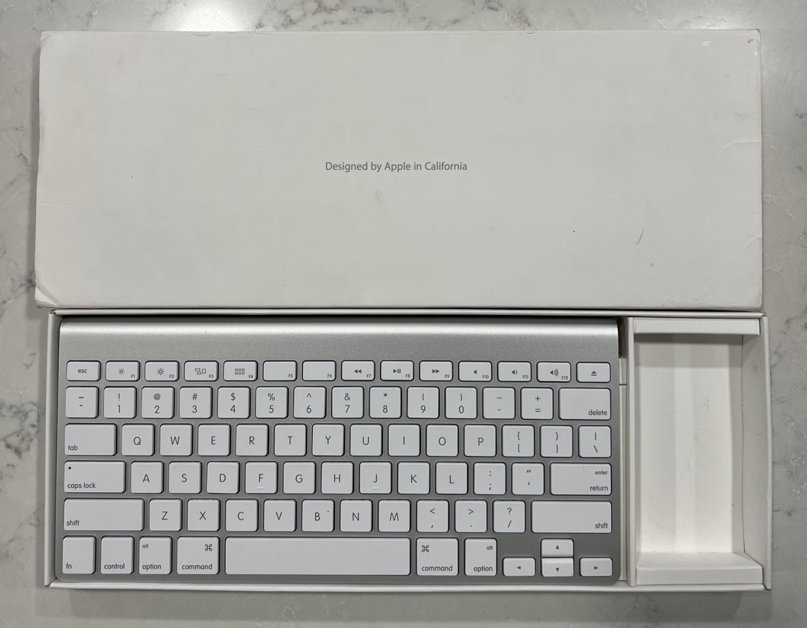 Genuine Apple A1314 Wireless Keyboard In Original Box Tested WORKING
