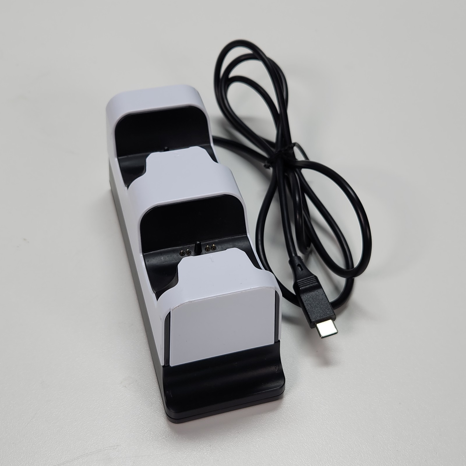 Insignia Dual Controller Charging Station For Playstation 5/4