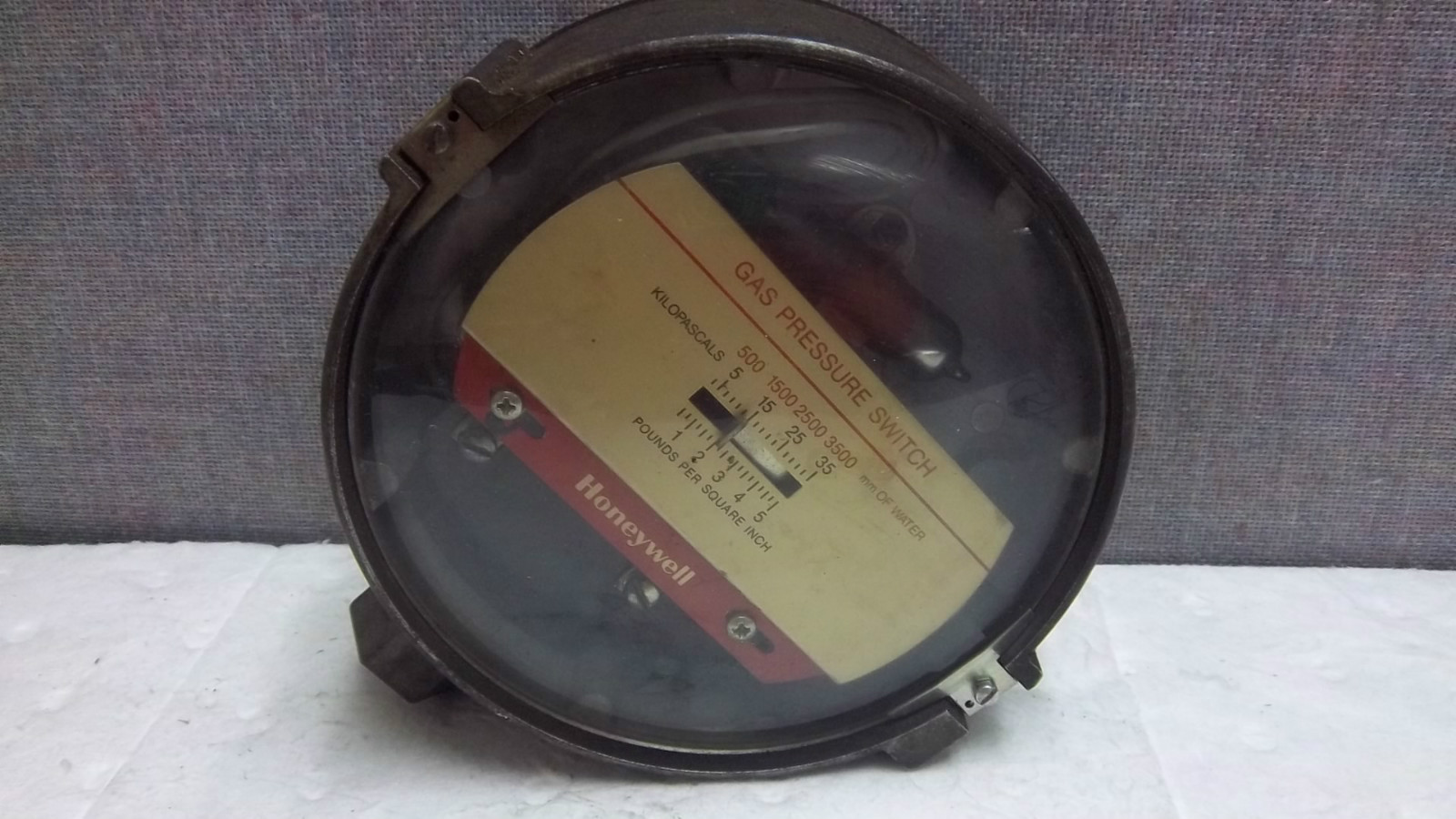HONEYWELL GAS PRESSURE SWITCH 500-3500 MM WATER 1-5PSI C437G USED C437G