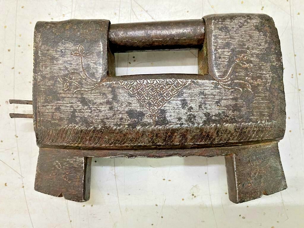 RARE OLD VINTAGE HAND-MADE IRON FINE ENGRAVED SOLID HEAVY STRIP SYSTEM PADLOCK