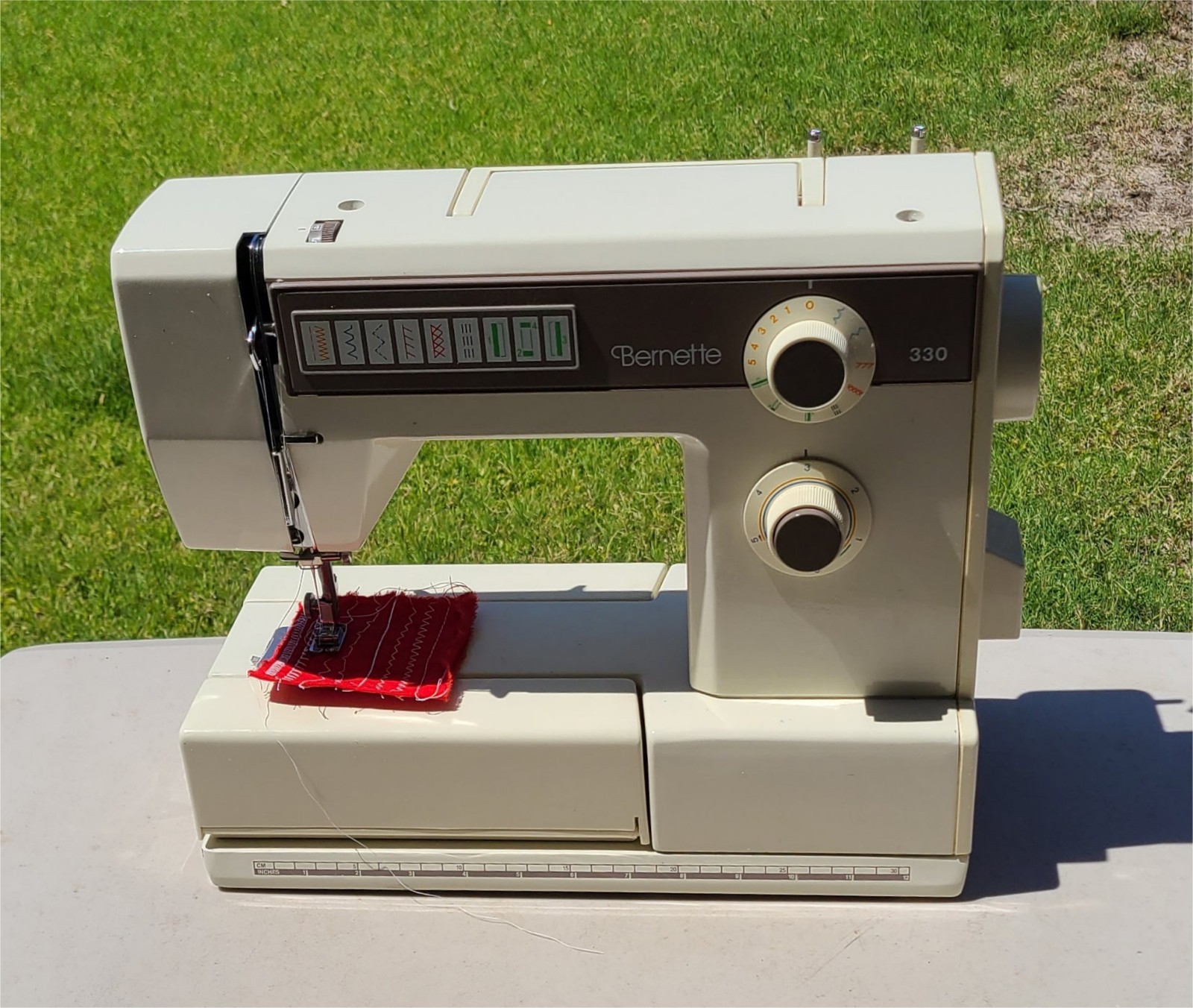 BERNETTE 330 SEWING MACHINE FREE ARM BUTTONHOLES ACCESSORIES INSTRUCTION CASE