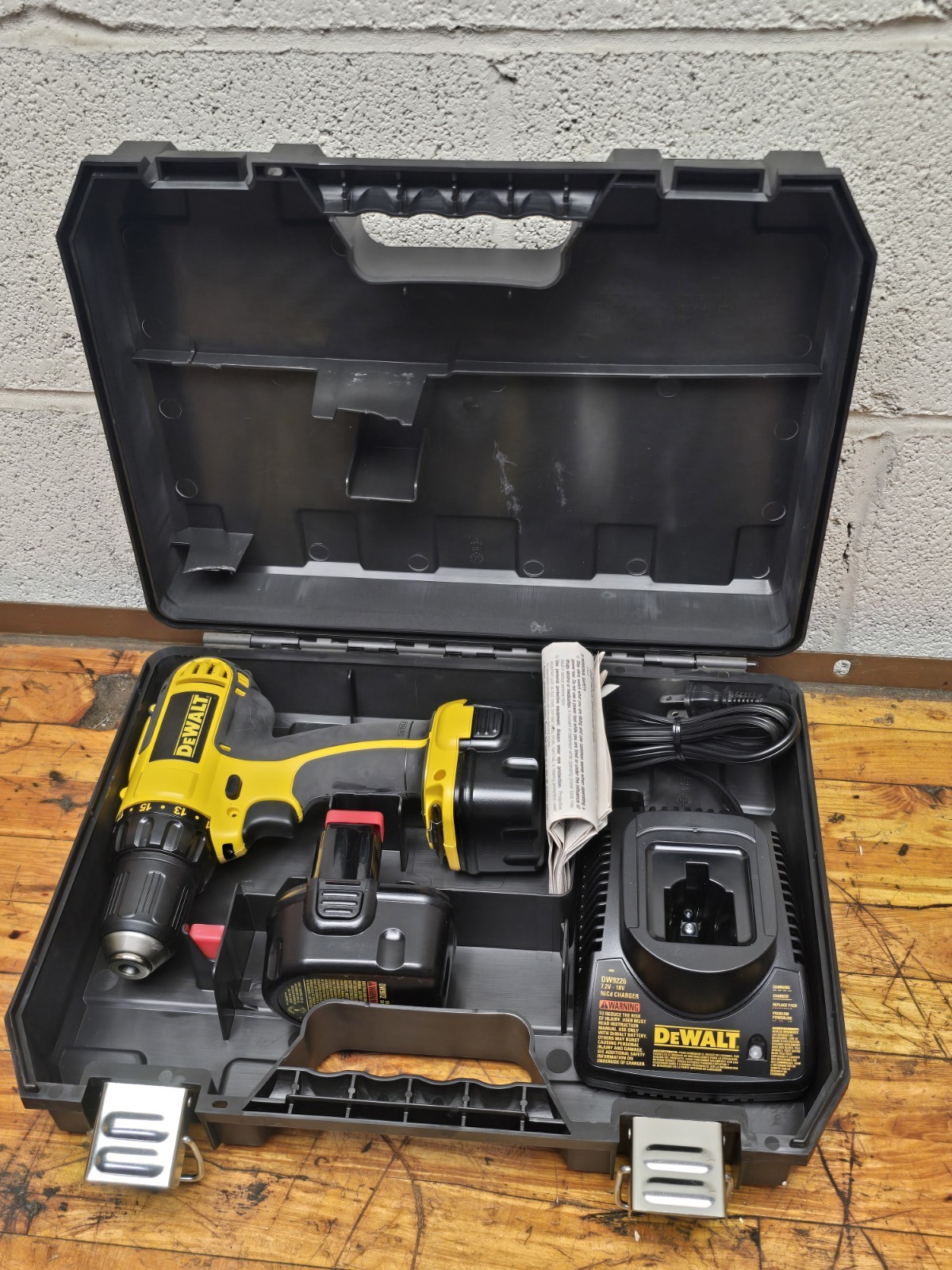 DEWALT DC742KA Kit w/ DC742 12V 3/8" Cordless Drill Driver, Case Battery Charger