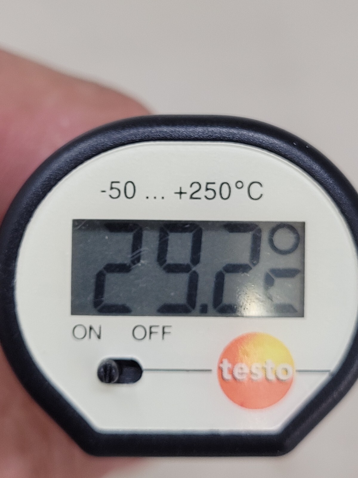testo mini penetrating thermometer reads Celsius Only