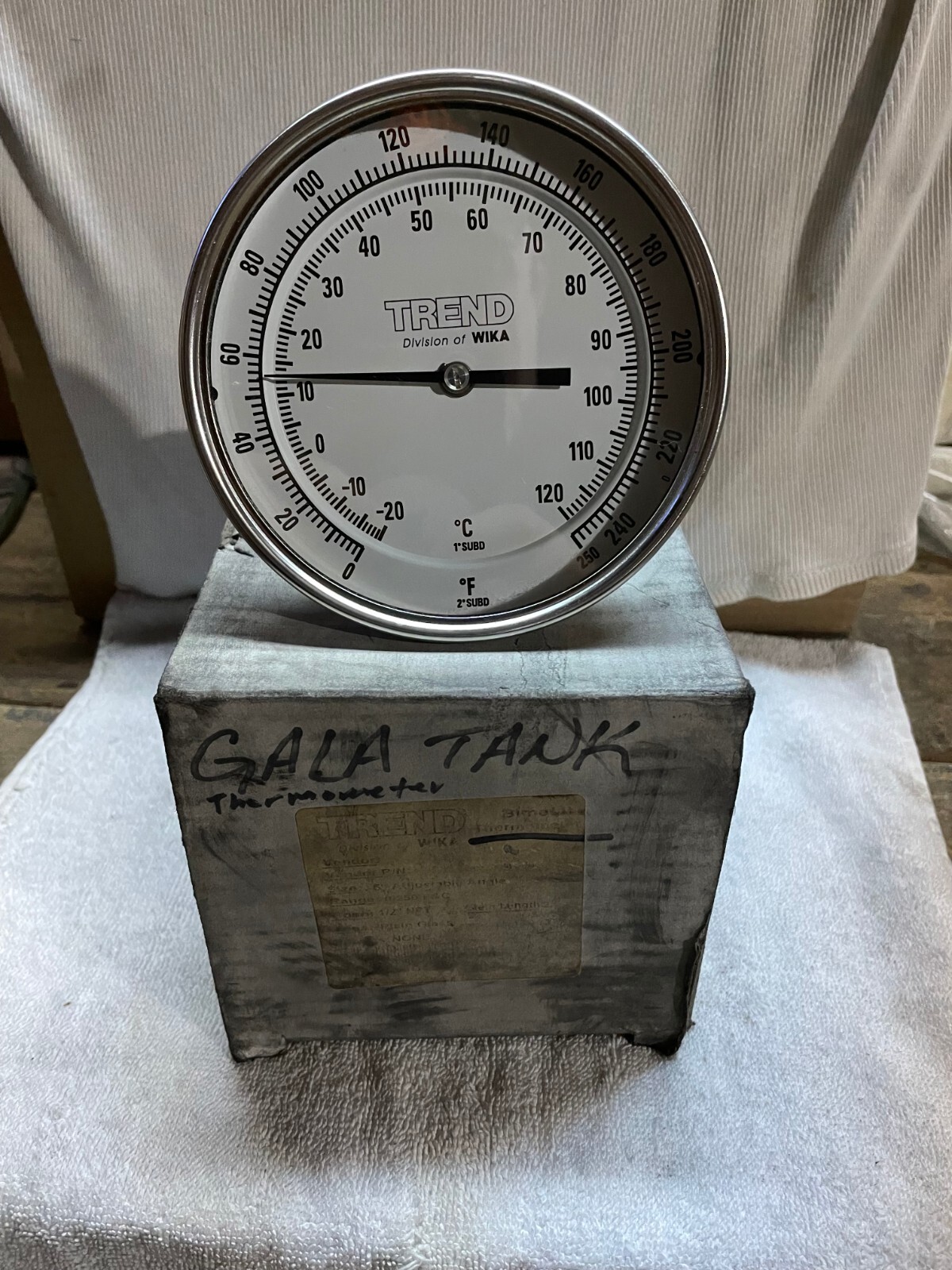 Trend Wika Bi-Metal Thermometer Range 0-250 F&C  Size 5 Adjustable Angle 1/2 NPT