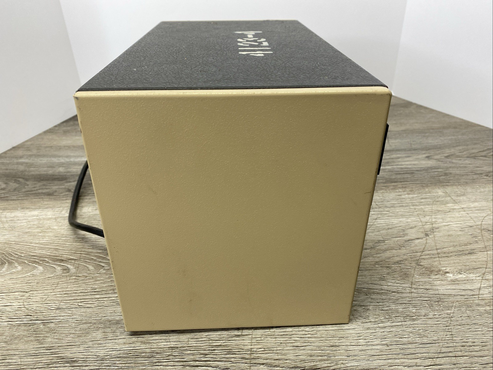 B & K Precision Solid State Model E 200D RF Signal Generator E-200D *Powers On*