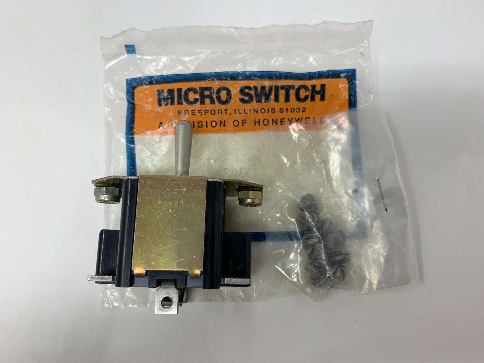Honeywell Micro Switch 33TS1-1 Maintenance Toggle Switch ON/OFF/ON NOS