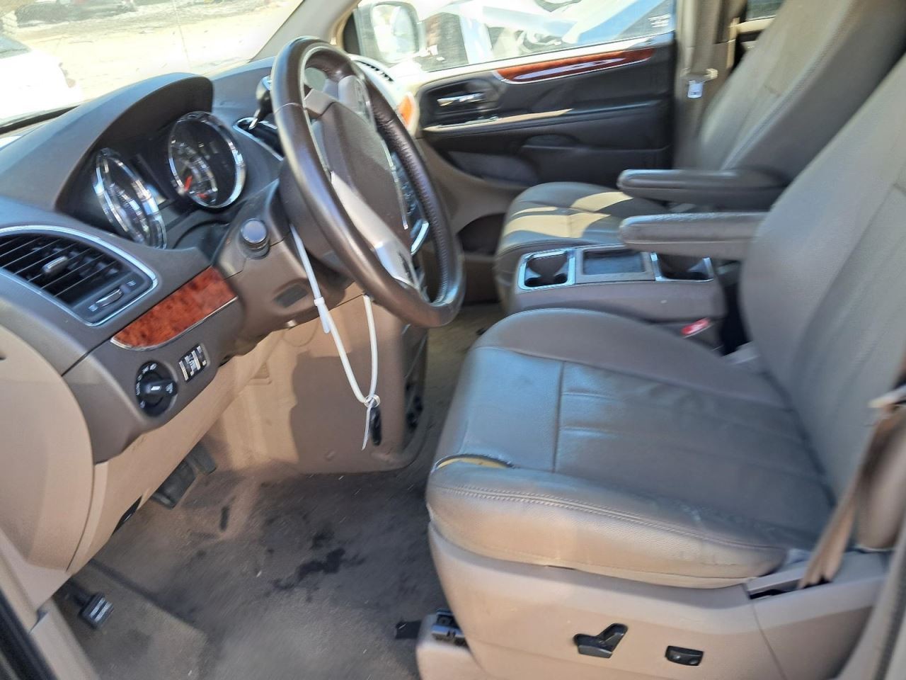 TOWN COUN 2015 Glove Box 4843836