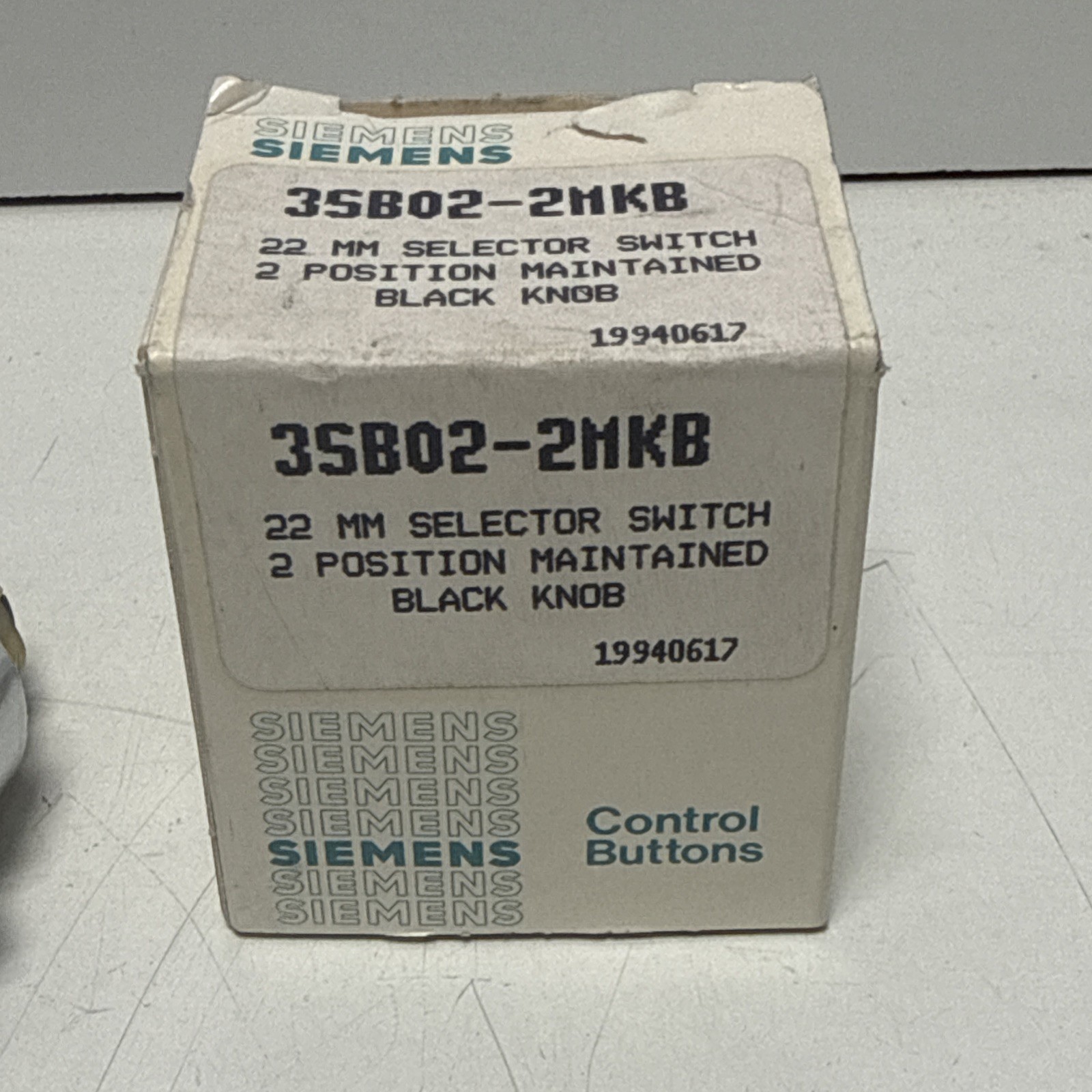 NEW SIEMENS 3SB02-2MKB 2 POSITION SELECTOR SWTCH 22MM BLACK