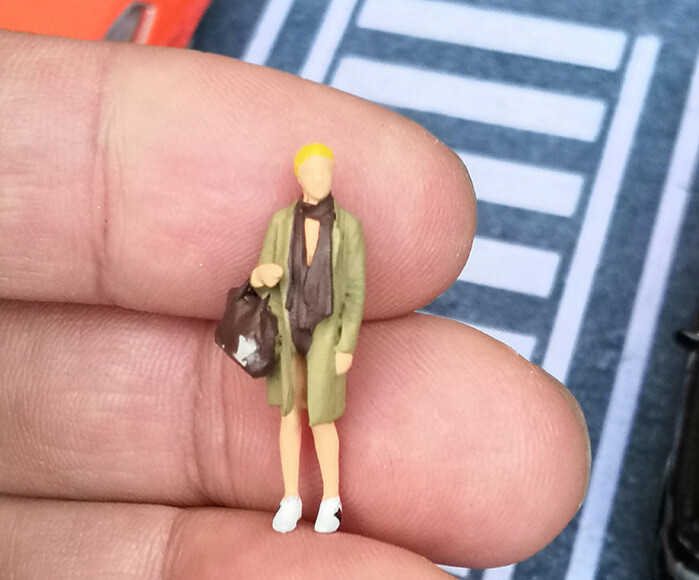 1:64 Painted Figure Mini Model Miniature Resin Diorama Sand Casual Lady Scaf Bag