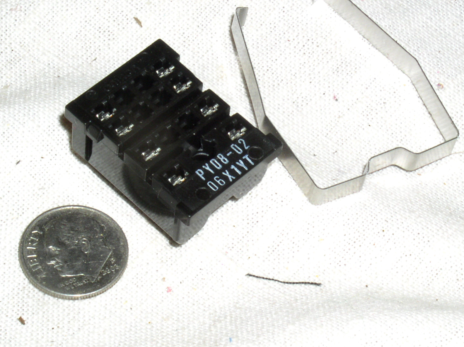 NEW SET OMRON MY2 PY08-02 RELAY PLUG SOCKET AND PYC-P HOLD DOWN SPRING CLIP