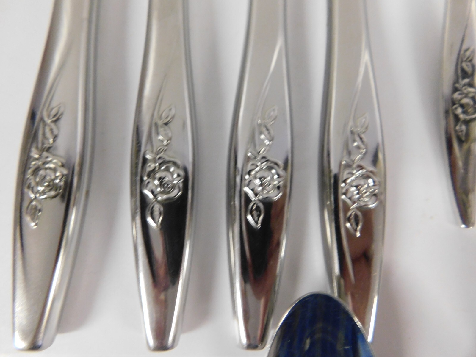 Oneidacraft Lasting Rose Stainless Steel Flatware Set Service for 4