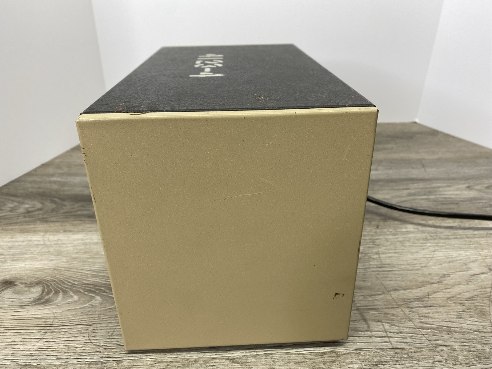 B & K Precision Solid State Model E 200D RF Signal Generator E-200D *Powers On*