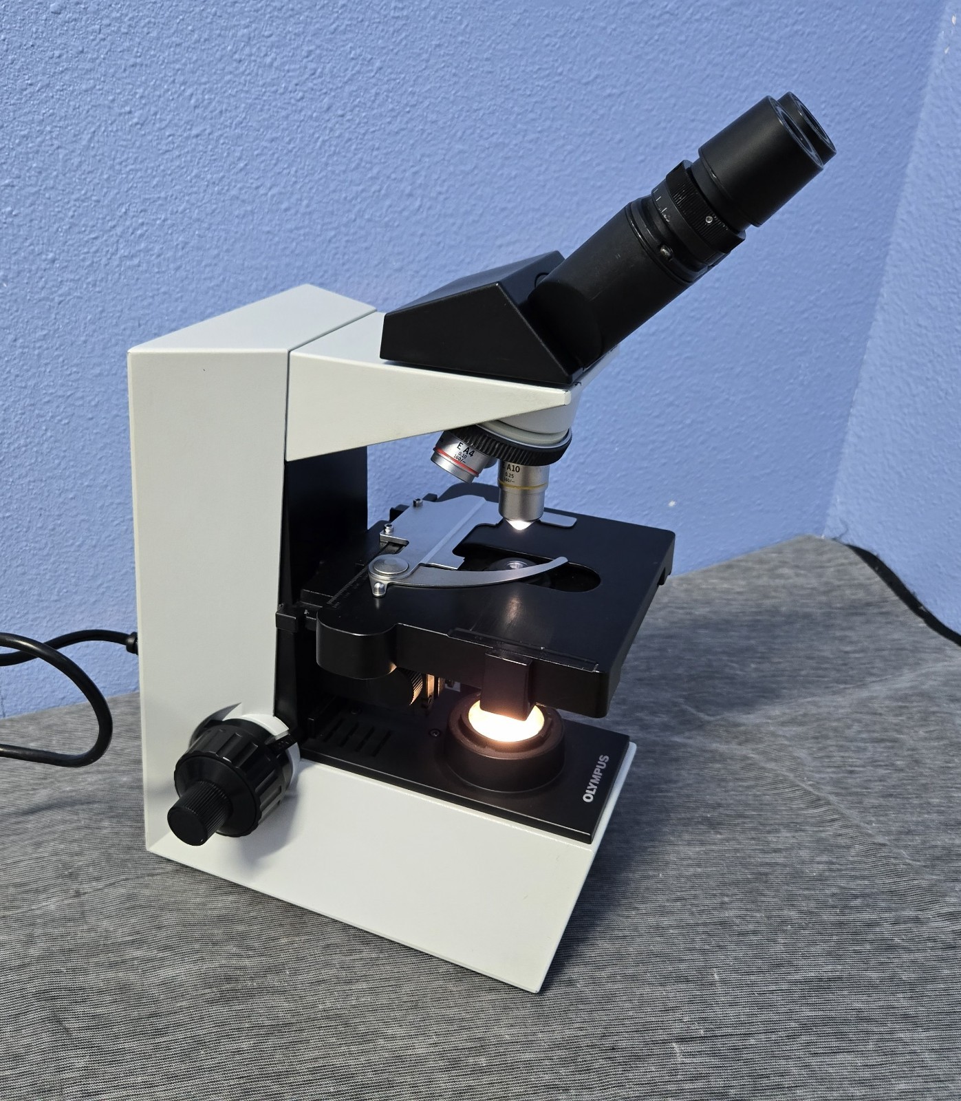 OLYMPUS CH30 CH30RF100 BINOCULAR MICROSCOPE W/OBJECTIVES 4 X 10X 40X (INV08)