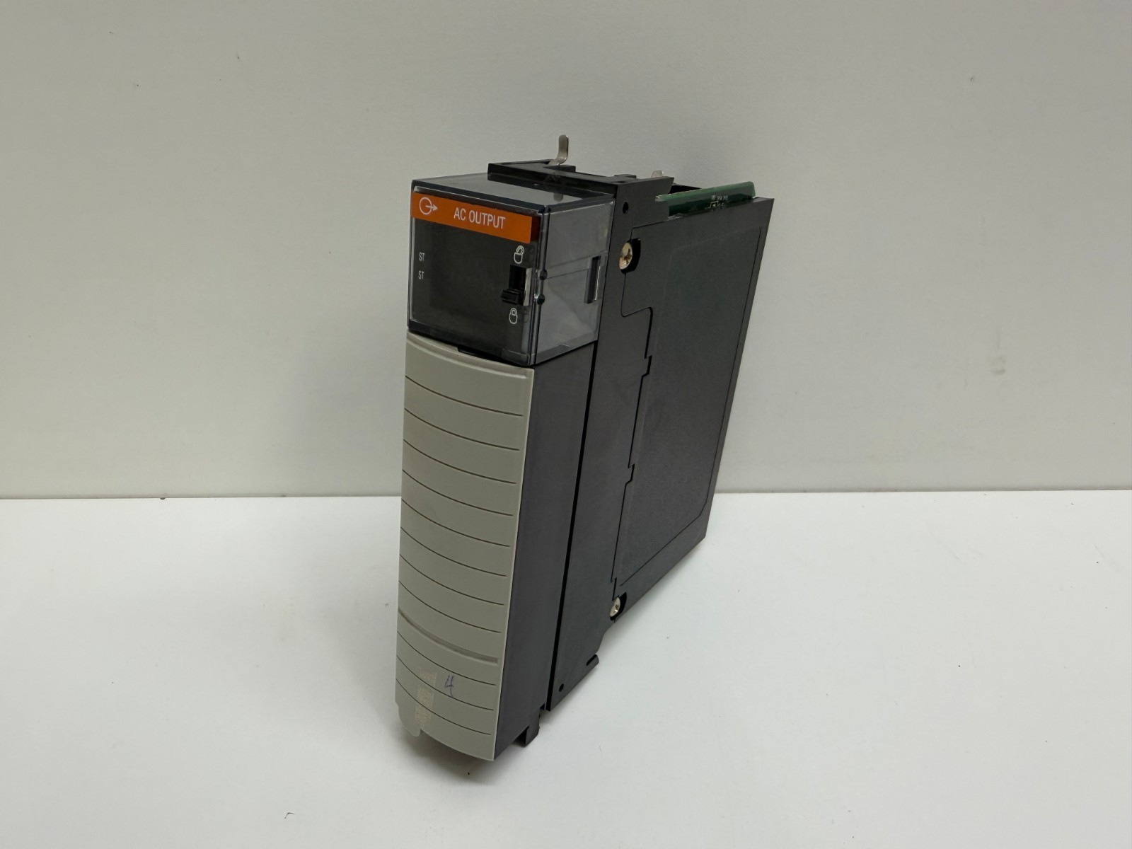 GOOD USED! ALLEN-BRADLEY SER.A CONTROLLOGIX  ISOLATED OUTPUT MODULE 1756-OA16I