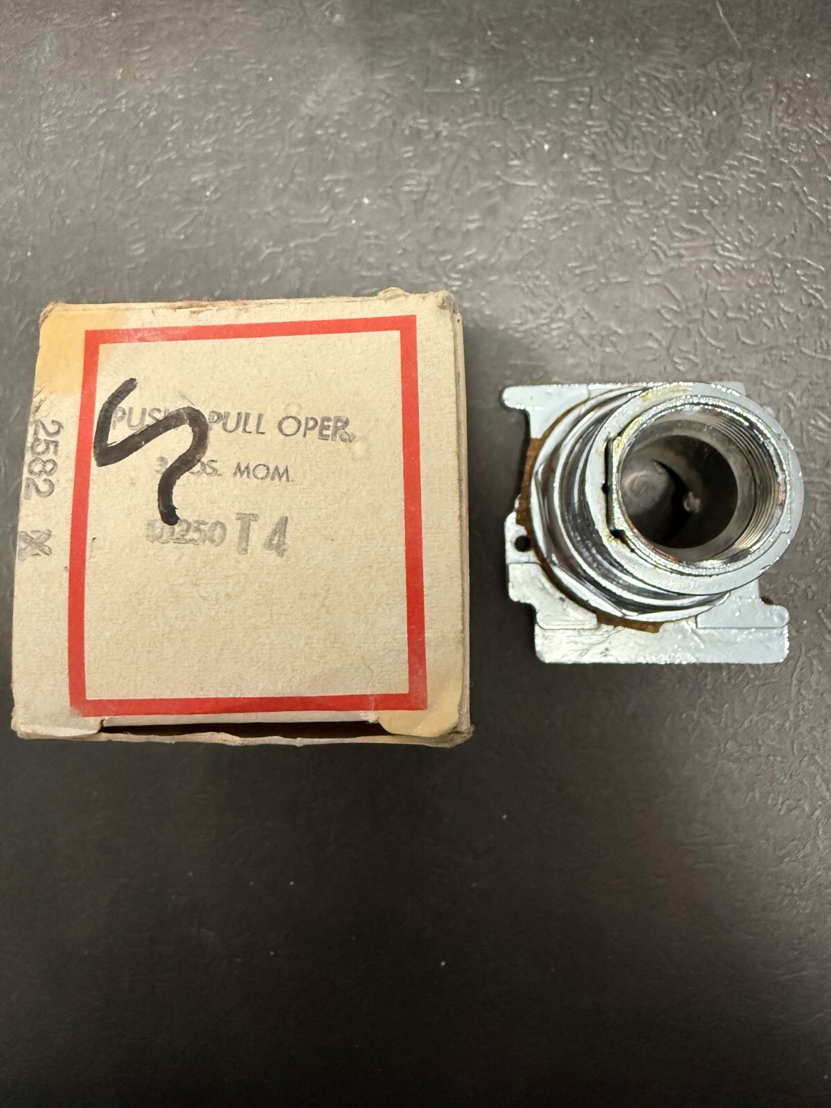 CUTLER HAMMER 10250T4 PUSH/PULL SELECTOR SWITCH 3 POSITION MOM NIB