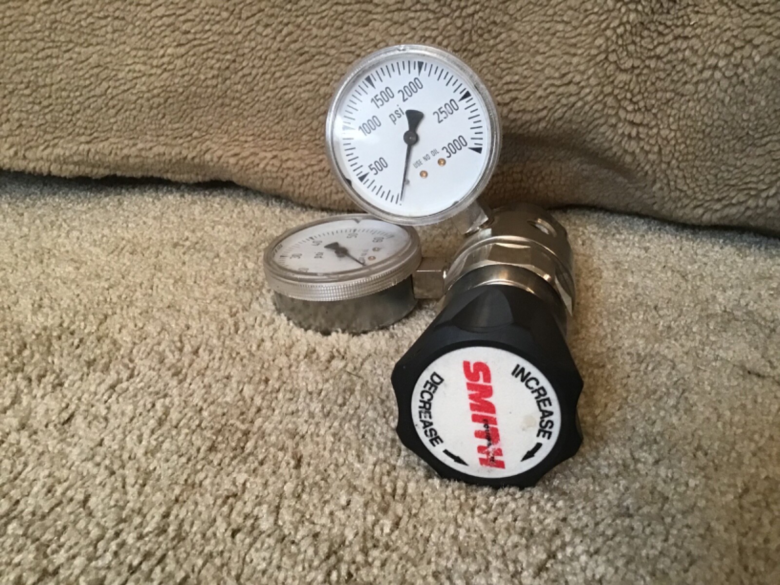 SMITH REGULATOR PRESSURE GAUGE 3000 PSI MAX INLET MADE IN USA C21 621 ABC