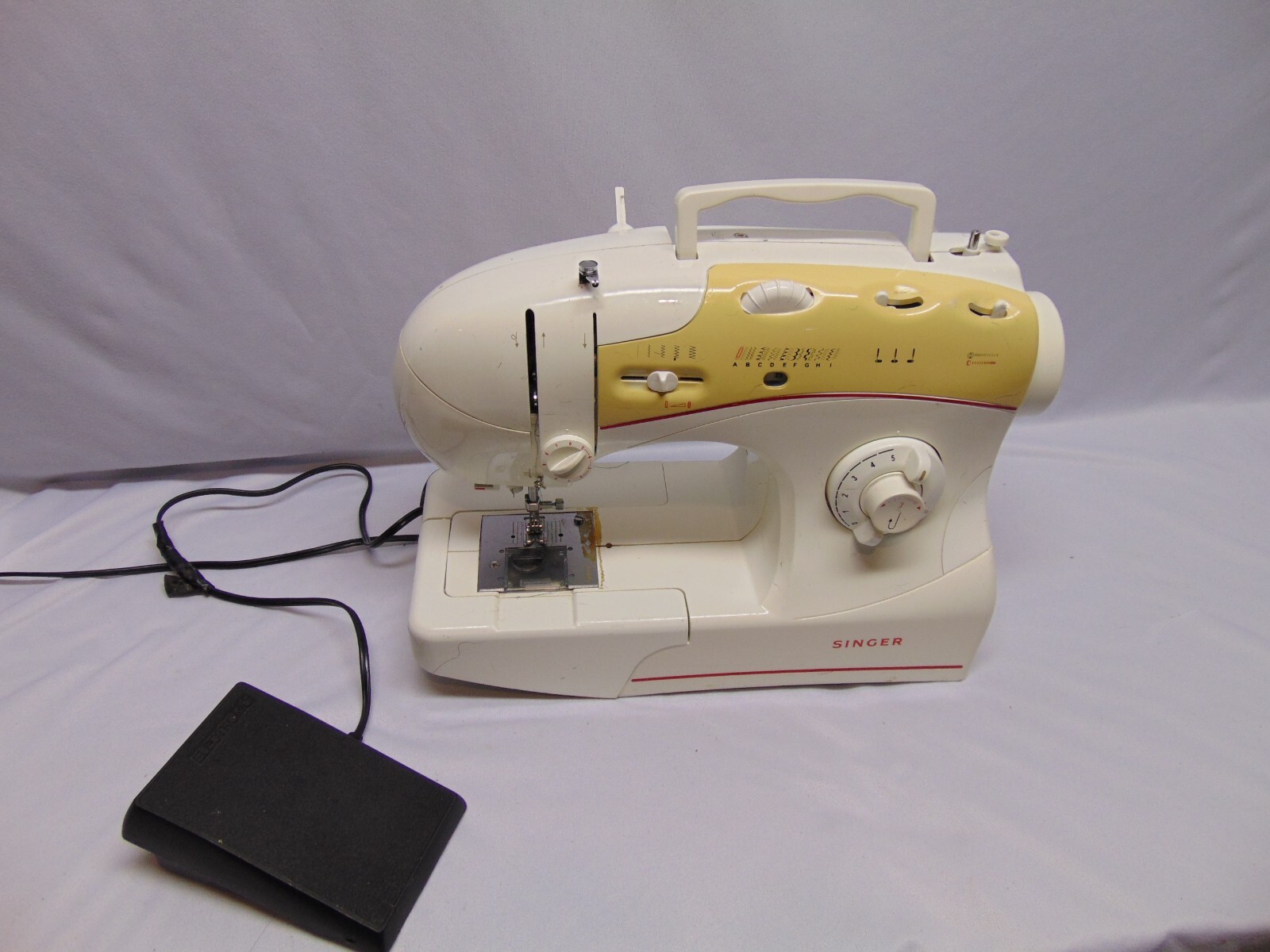Singer Sewing Machine 5160 C White color w/ foot pedal A-I 16" x 7" x 12"
